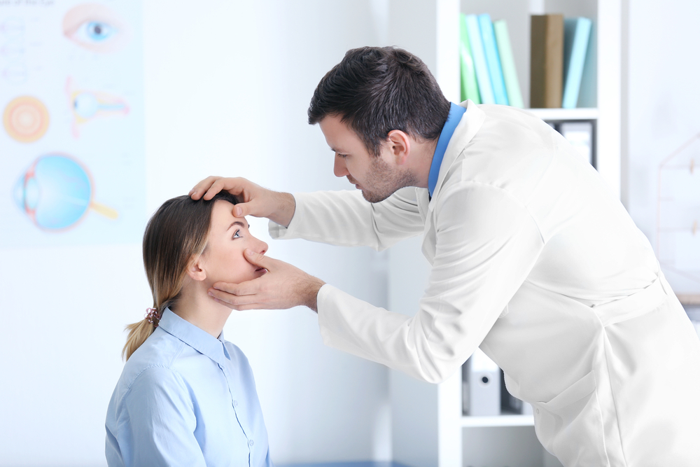 Unterschiedlich augen mit menschen großen Ein Auge