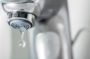 Wasserhahn tropft am Gewinde