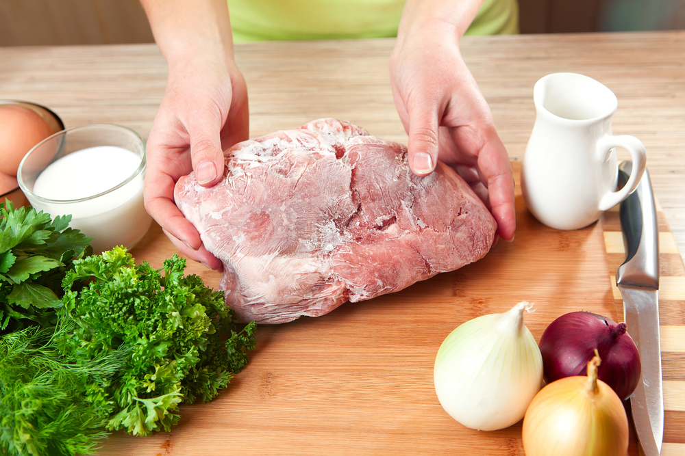 frau beim kochen