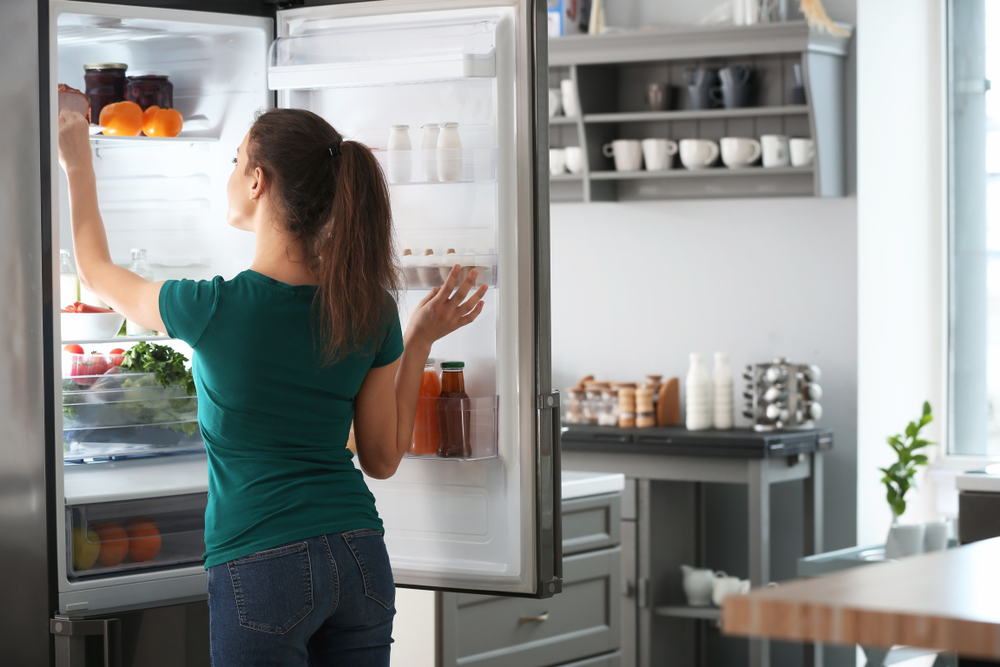 frau am kühlschrank