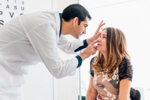 arzt untersucht gelbe augenringe