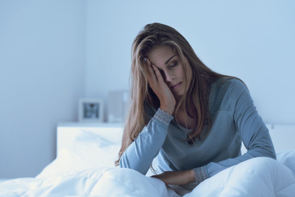 frau zittert innerlich nach dem aufwachen