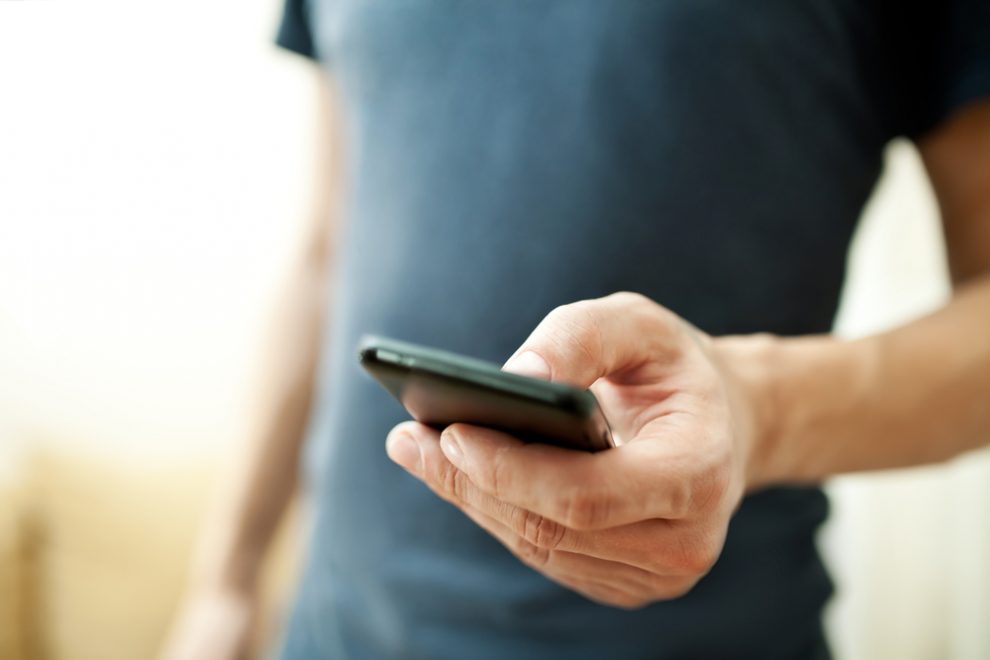 mann mit smartphone