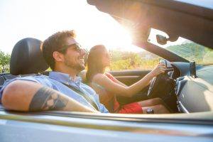 junges paar im auto