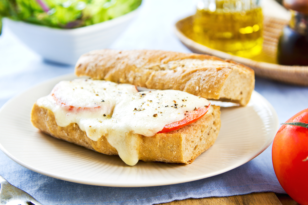 geschmolzener Mozzarella auf Baguette