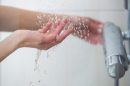 frau in der dusche