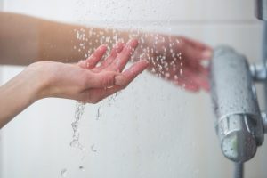 frau in der dusche