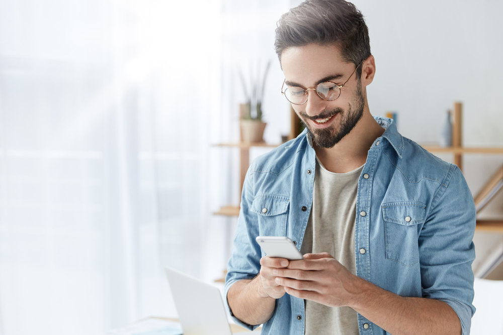 junger mann mit smartphone