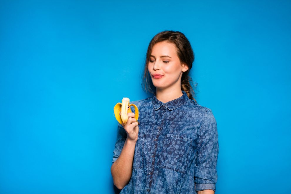 frau mit banane in der hand