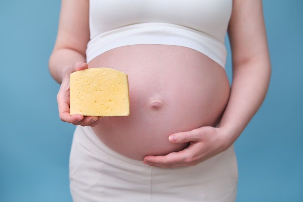 schwangere frau mit käse