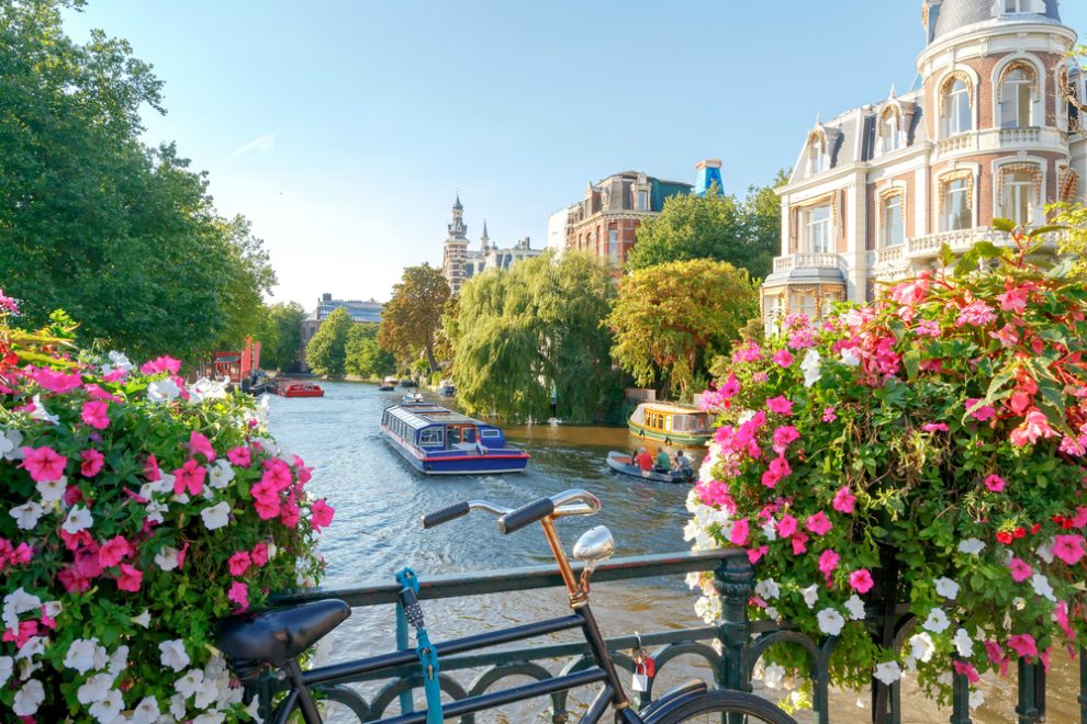 Amsterdam ist eine großartige Stadt, die man mit dem Fahrrad, dem SUP oder während einer Grachtenfahrt erkunden kann.