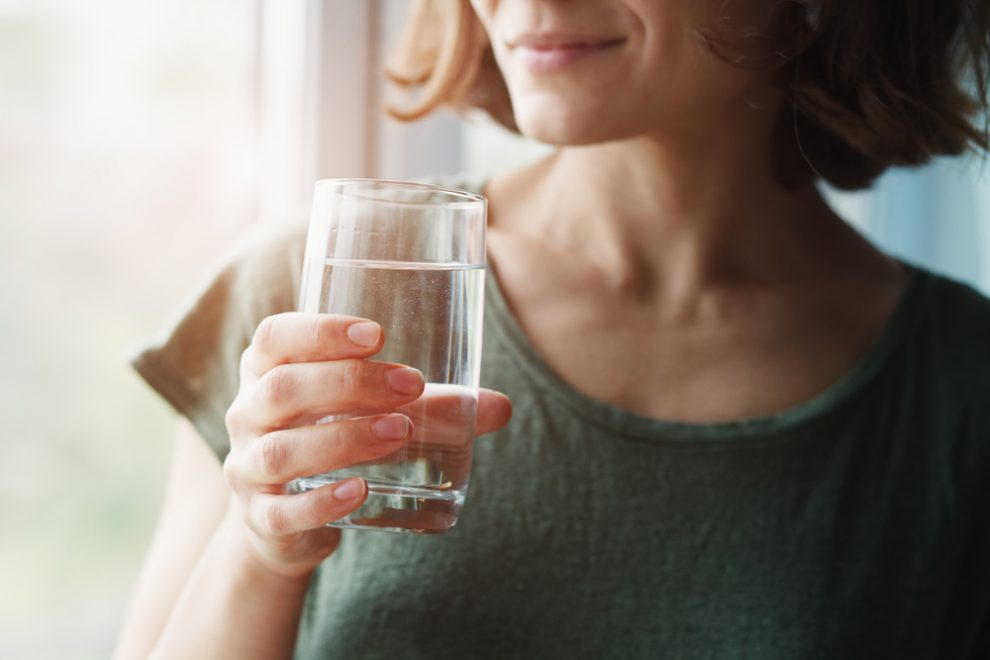 frau trinkt wasser