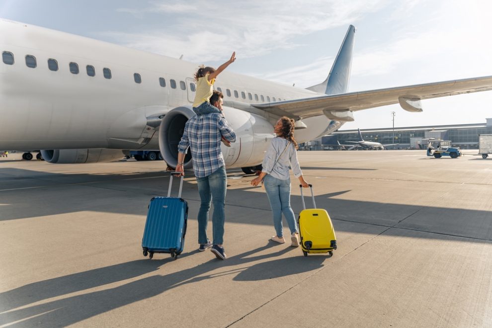 familie fliegt in den urlaub