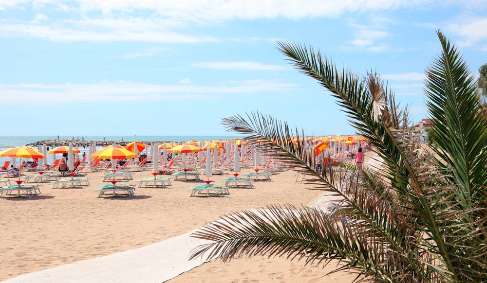 sonniger badestrand in cervia