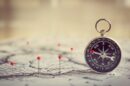 kompass auf weltkarte